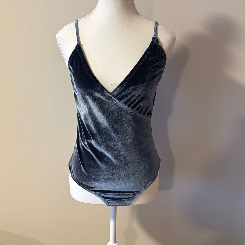 Lulus Velvet Wrap Bodysuit in Blue. Size Medium